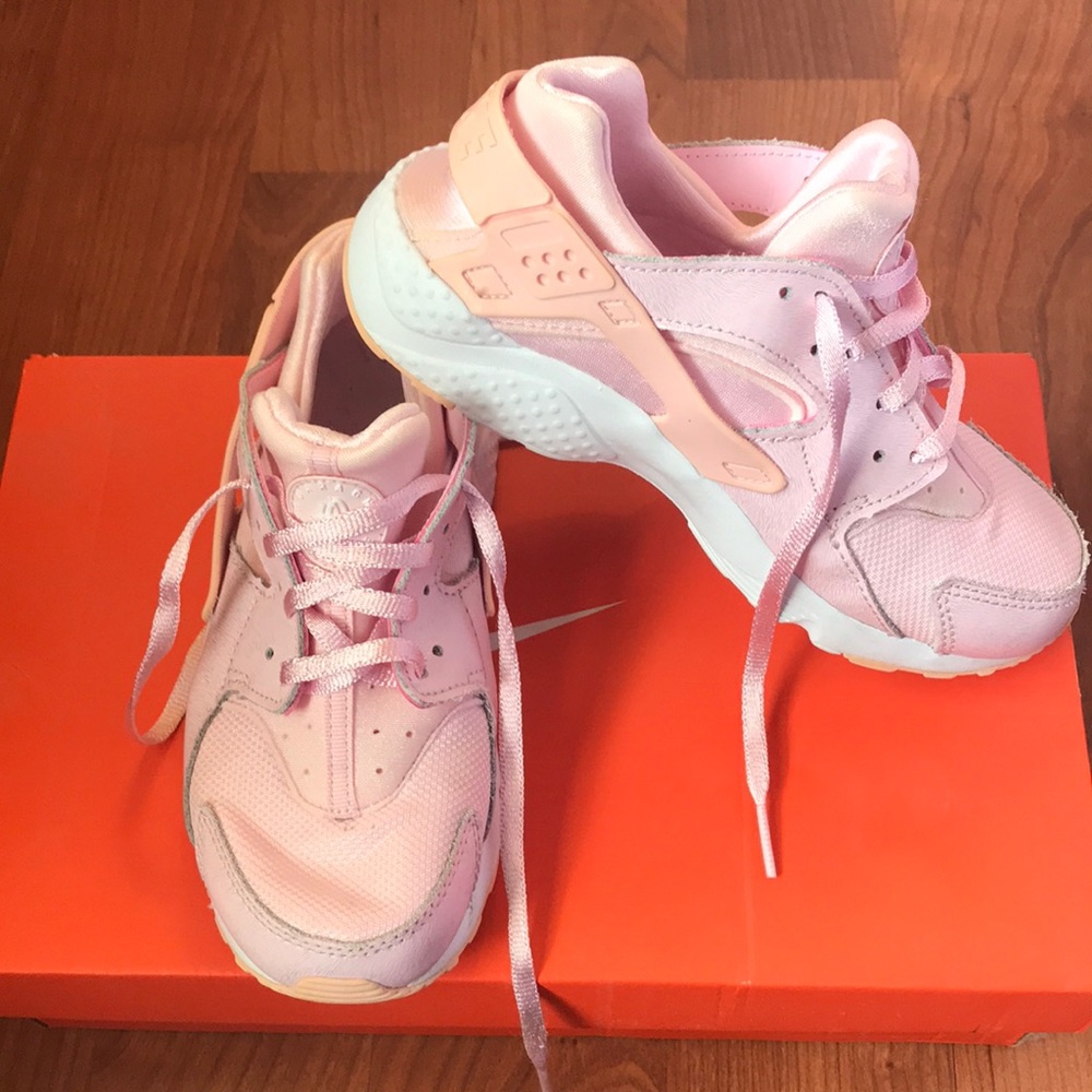 Nike Huaraches, size 2 color pink and white.